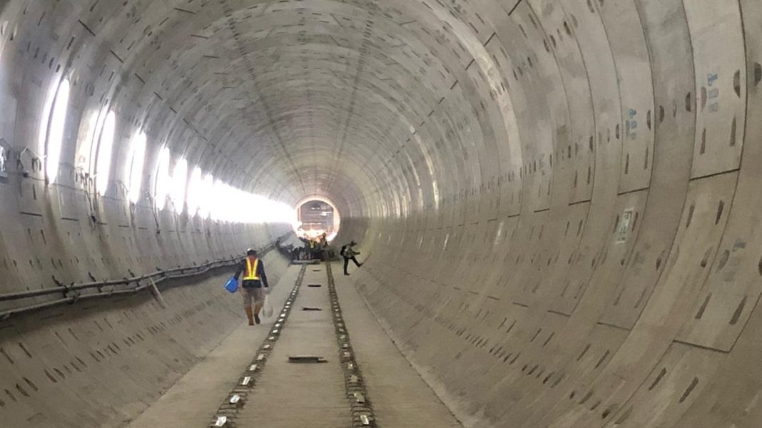 Proyek pembangunan MRT Fase 2A Bundaran Hotel Indonesia (HI) ke Kota dengan panjang 5,6 kilometer telah mencapai 42,97 persen, dimana paket kontrak CP 203 segmen Glodok-Kota telah mencapai 64,87 persen. Tunnel northbound berada di sisi kanan untuk kereta menuju utara, sedangkan tunnel southbound berada di sisi kiri untuk kereta menuju selatan, situasi tunnel pada Selasa (17/12/2024). Lintas/Rochimawati.
