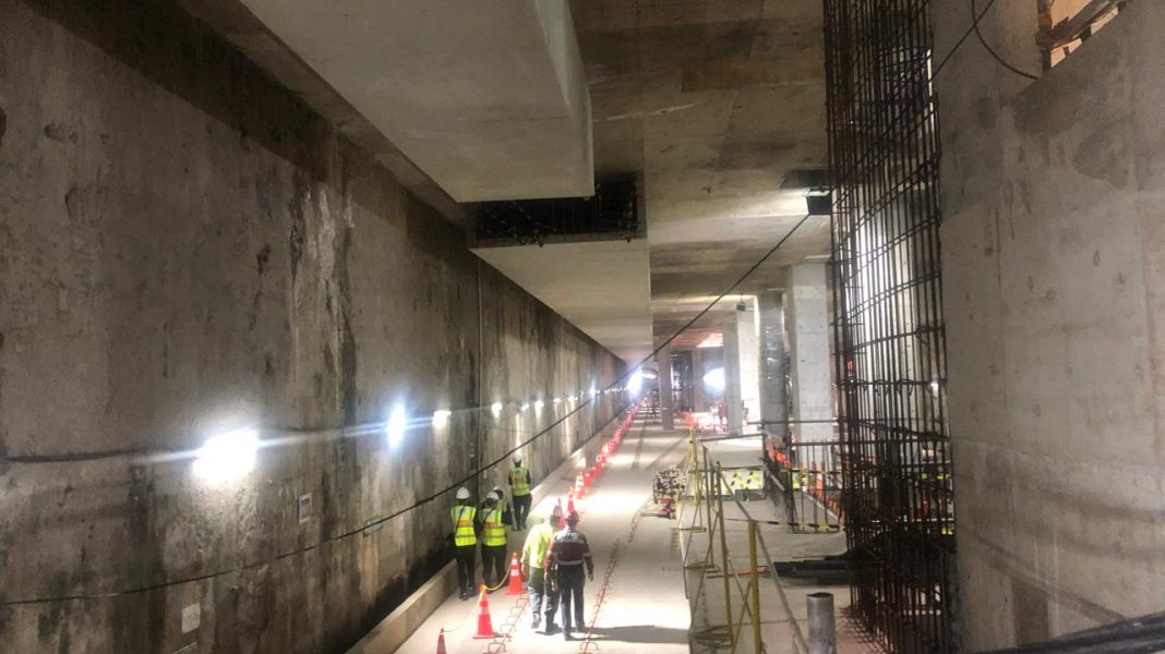 Progres pekerjaan MRT Jakarta CP203 telah mencapai 64,87 persen. Fokus pekerjaan saat ini meliputi konstruksi arsitektur dan instalasi mekanikal, elektrikal, serta plambing (MEP). Jalur kereta di proyek MRT Jakarta, Selasa (17/12/2024). Lintas/Rochimawati.