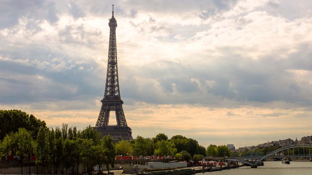 Menara Eiffel dilihat dari kejauhan di saat menjelang senja. | Dok. Pixbay