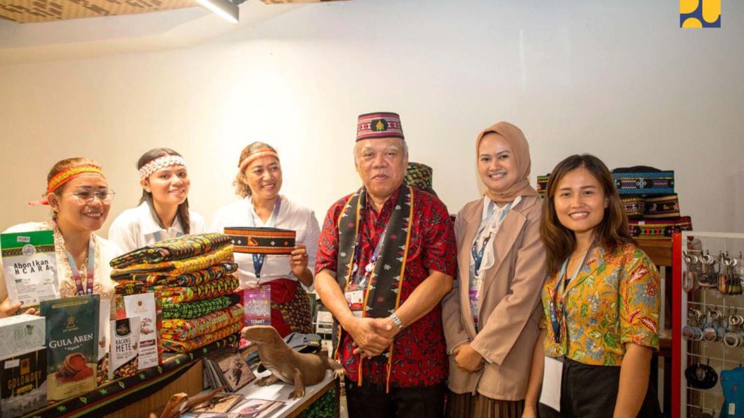 Menteri Basuki berfoto mengenakan kopiah khas Labuan Bajo dan berfoto dengan penjaga sebuah gerai di KTT ASEAN 2023 Labuan Bajo