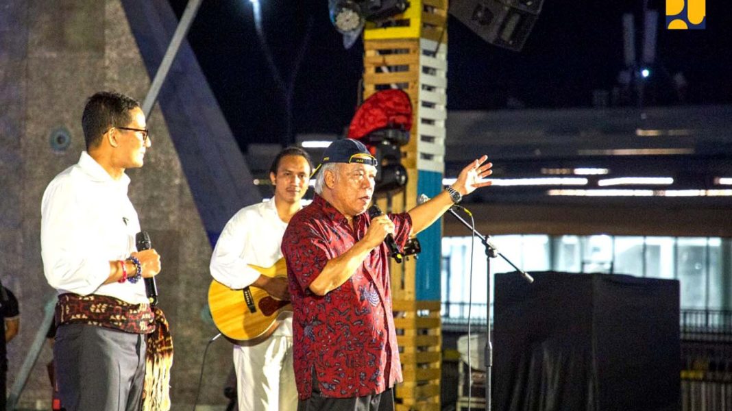 Menteri Basuki bernyanyi bersama Sandiaga Uno di rangkaian acara menjelang KTT ASEAN 2023 Labuan Bajo