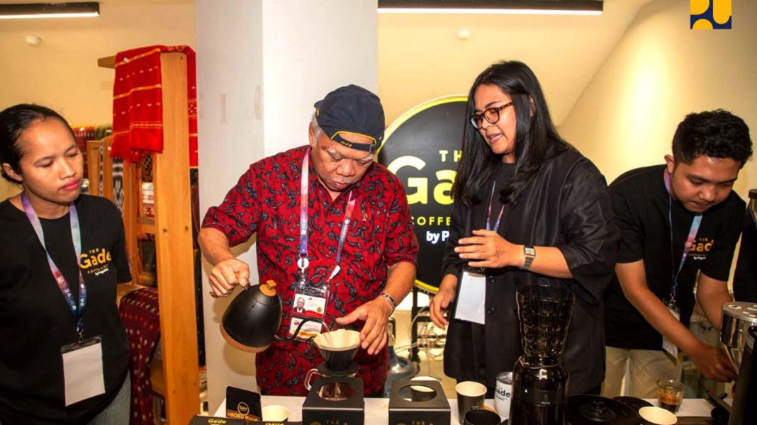 Menteri Basuki mencoba kopi di KTT ASEAN 2023 Labuan Bajo
