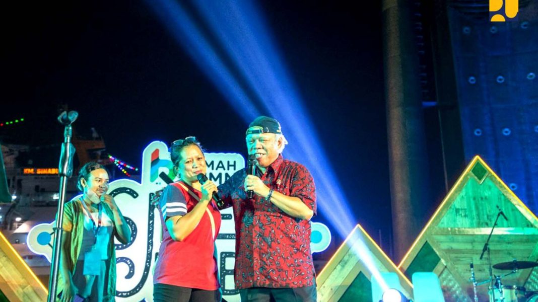 Menteri Basuki menyapa warga menjelang pembukaan KTT ASEAN 2023 Labuan Bajo