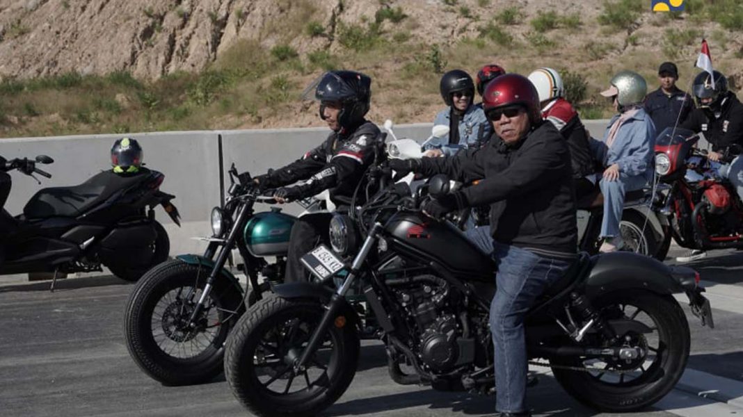 Menteri PUPR Basuki Hadimuljono bersama Presiden Joko Widodo, Minggu (28/7/2024), berada di bagian depan rombongan yang menuju IKN melewati Jalan Tol IKN menggunakan sepeda motor. | Dok. Kementerian PUPR