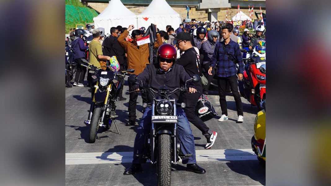Menteri PUPR yang juga Plt Kepala Otorita IKN Basuki Hadimuljono, Minggu (28/7/2024), bersiap ke IKN dengan sepeda motor sambil menjajal Jalan Tol IKN yang sedang dibangun. | Dok. Kementerian PUPR