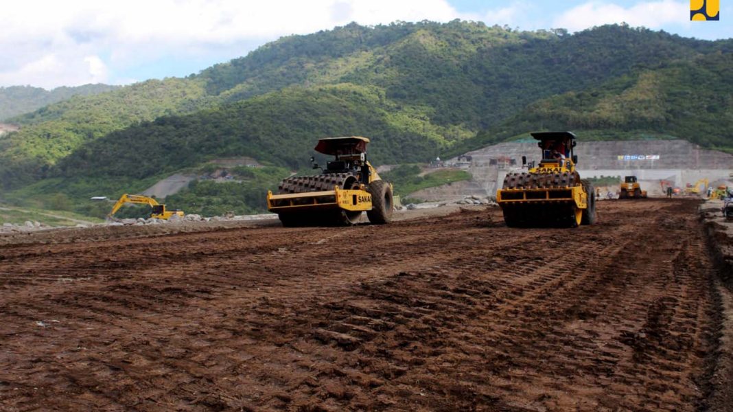Dua alat berat yang diperlukan untuk memadatkan permukaan tanah lempung atau campuran antara lempung dan juga pasir.
