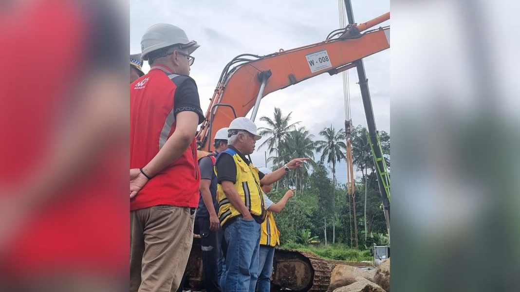 Menteri Pekerjaan Umum dan Perumahan Rakyat (PUPR) Basuki Hadimuljono kembali meninjau penanganan darurat Jalan Tol Bogor-Ciawi-Sukabumi (Bocimi) di KM 64+600 A yang mengalami longsor pada Rabu malam pekan lalu (3/4/2024).