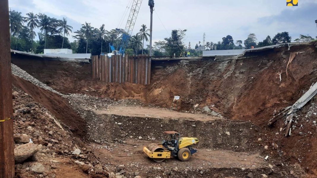Penanganan sementara longsor dengan pemasangan tiang pancang (sheet pile) untuk memperkuat bagian timbunan jembatan yang longsor akan selesai pada Selasa (9/4/2024).