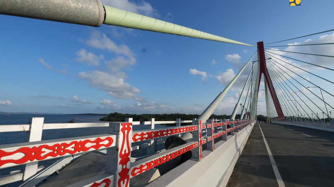 Pagar pembatas Jembatan Pulau Balang dihiasi dengan ukiran khas daerah Kalimantan. | Dok. Kementerian PUPR