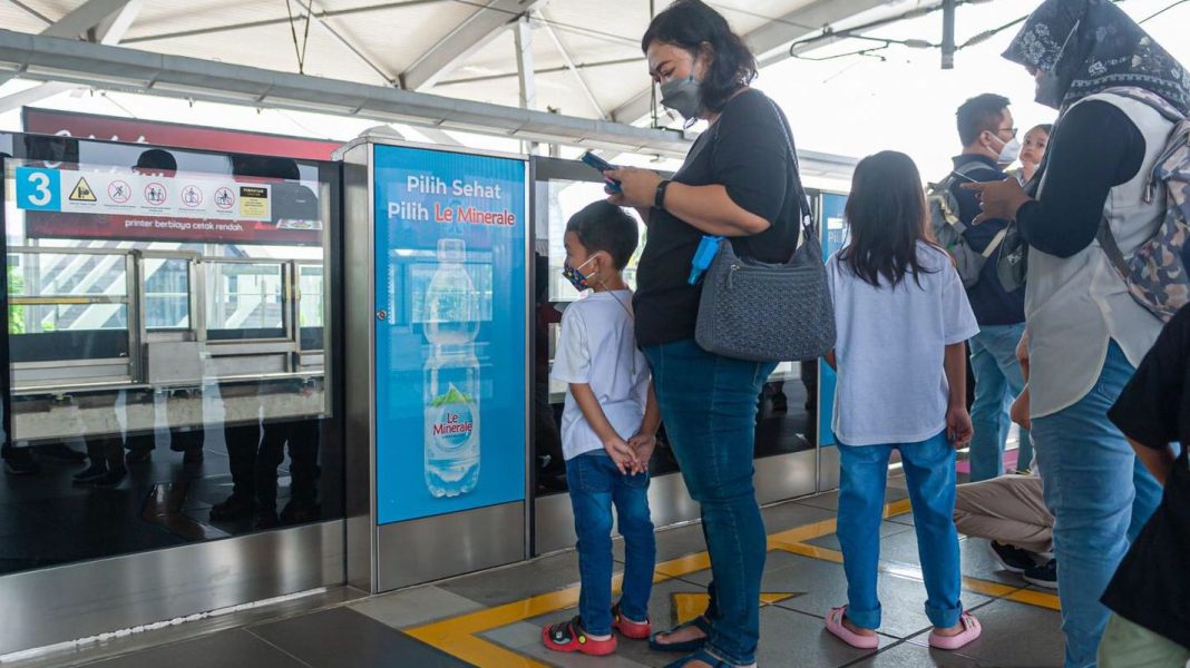 Penumpang MRT Jakarta