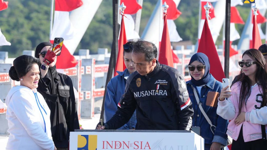 Disaksikan Ibu Negara Ny Iriana Joko Widodo dan sejumlah pemengaruh (influenzer), Presiden Jokowi menandatangani prasasti peresmian Jembatan Pulau Balang. Jembatan ini merupakan penghubung antara Balik Papan dan Ibu Kota Nusantara (IKN) di Penajam Paser Utara, Kalimantan Timur. | Dok. Kementerian PUPR