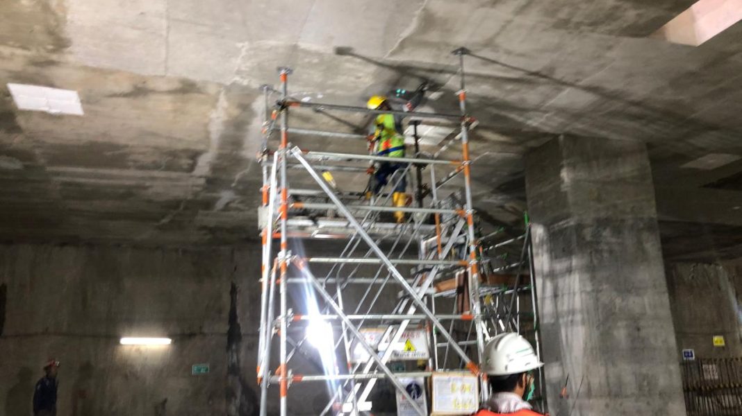 Pekerja menyelesaikan pembangunan jalur MRT Jakarta Fase 2A segmen Glodok-Kota di kawasan Stasiun Jakarta Kota, Jakarta, Selasa (17/12/2024). Lintas/Rochimawati.
