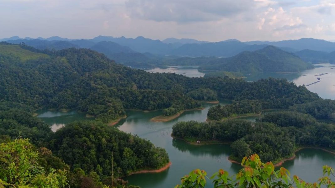 Puncak Ulu Kasok Raja Ampat mini Riau. | Majalah Lintas/Edwan Ruriansyah