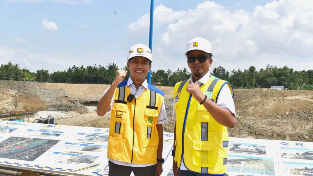 Senior Enginer Manager Proyek PT Brantas Abipraya Aditya (kiri) dan Kepala Satuan Kerja PJPA BWS Sumatera 1 Azrian. | Lintas/Roy Afriansyah
