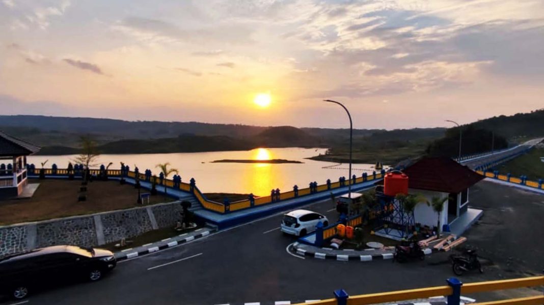 SENJA DI BENDUNGAN KUNINGAN