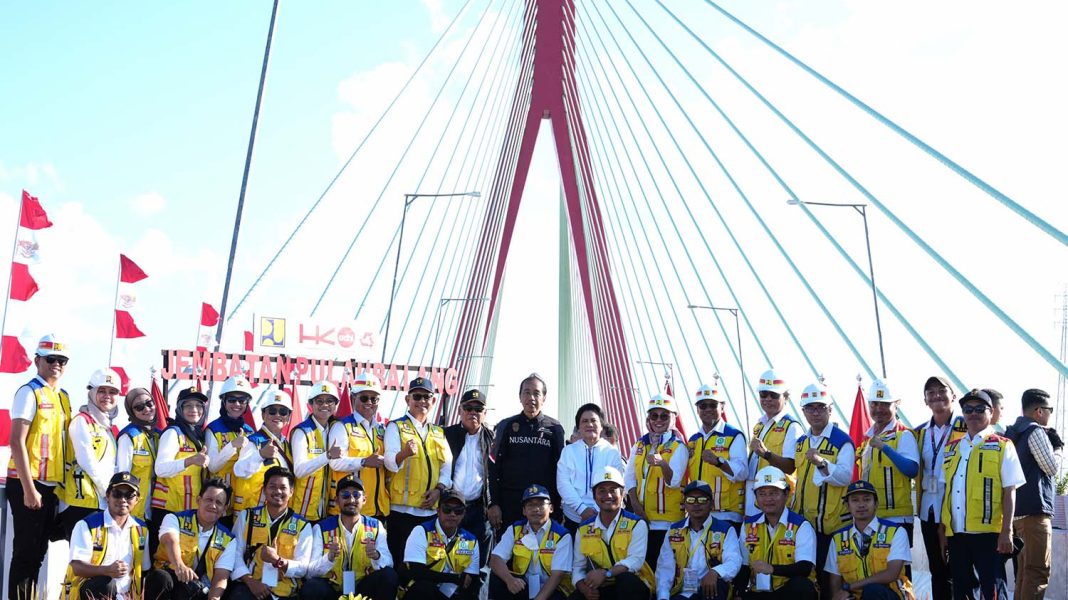 Sesaat setelah meresmikan Jembatan Pulau Balang, Minggu (28/7/2024), Presiden Jokowi didampingi Ibu Negara Ny Iriana Joko Widodo berfoto bersama dengan jajaran Kementerian PUPR. | Dok. Kementerian PUPR