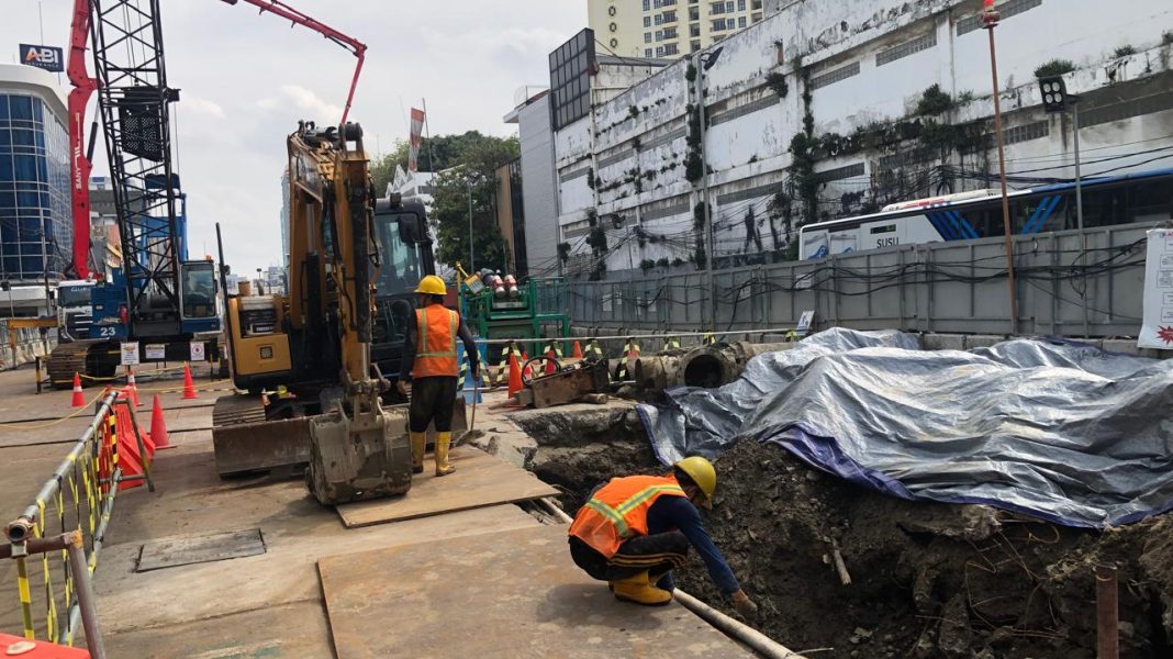 Proyek pembangunan MRT Fase 2A Bundaran Hotel Indonesia (HI) ke Kota dengan panjang 5,6 kilometer telah mencapai 42,97 persen, dimana paket kontrak CP 203 segmen Glodok-Kota telah mencapai 64,87 persen. Pekerja dalam proyek MRT Fase 2, Selasa (17/12/2024). Lintas/Rochimawati.