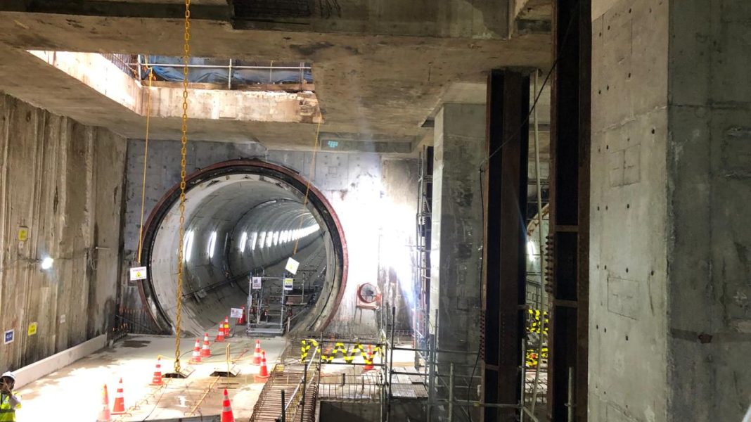 Proyek pembangunan MRT Fase 2A Bundaran Hotel Indonesia (HI) ke Kota dengan panjang 5,6 kilometer telah mencapai 42,97 persen, dimana paket kontrak CP 203 segmen Glodok-Kota telah mencapai 64,87 persen. Terowongan di jalur kereta pada Selasa (17/12/2024). Lintas/Rochimawati.