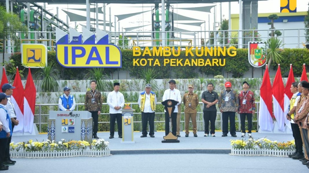 Presiden Jokowi didampingi Menteri Pekerjaan Umum dan Perumahan Rakyat (PUPR) Basuki Hadimuljono; anggota Komisi V DPR, Syahrul Aidi Maazat; dan PJ Gubernur Riau SF Hariyanto meresmikan SPALD-T Bambu Kuning, Kota Pekanbaru, Jumat (31/5/2024). | Dok. Kementerian PUPR.
