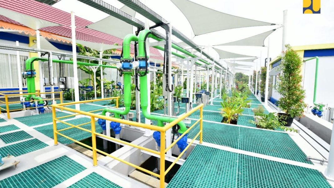 Mesin pengolahan air limbah terlihat sedang dioperasikan. Tanaman terlihat menghiasi lingkungan SPALD-T Bambu Kuning sehingga terlihat asri. Presiden Jokowi meresmikan SPALD-T ini pada Jumat (31/5/2024). | Dok. Kementerian PUPR