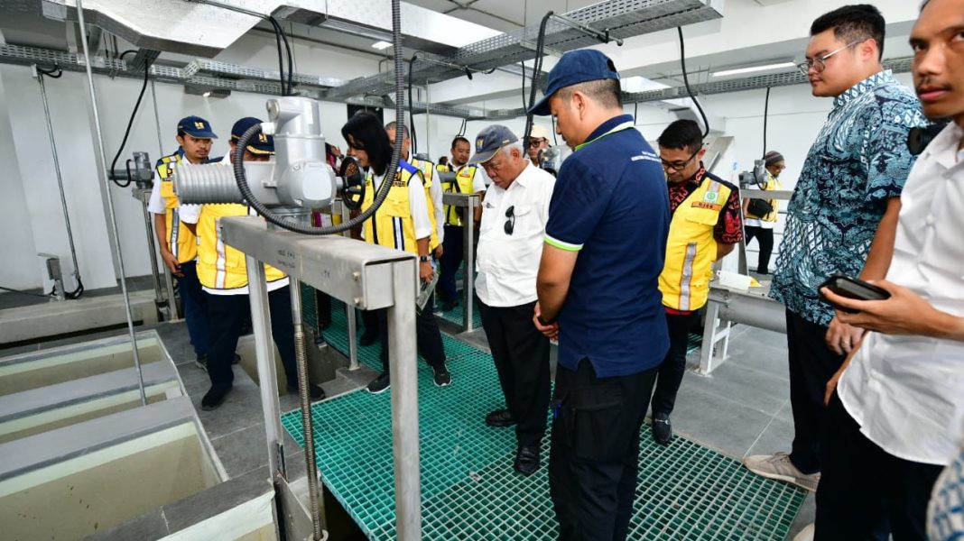 Didampingi Direktur Jenderal Cipta Karya Diana Kusumastuti, Menteri PUPR Basuki Hadimuljono meninjau SPALD-T Bambu Kuning yang sudah selesai dibangun pada akhir 2023 kemarin. Kapasitas SPALD-T ini mencapai 8.000 m3/hari dengan jaringan pipa sepanjang 51,99 km yang melayani 5 kecamatan. Presiden Jokowi meresmikan SPALD-T ini pada Jumat (31/5/2024). | Dok. Kementerian PUPR