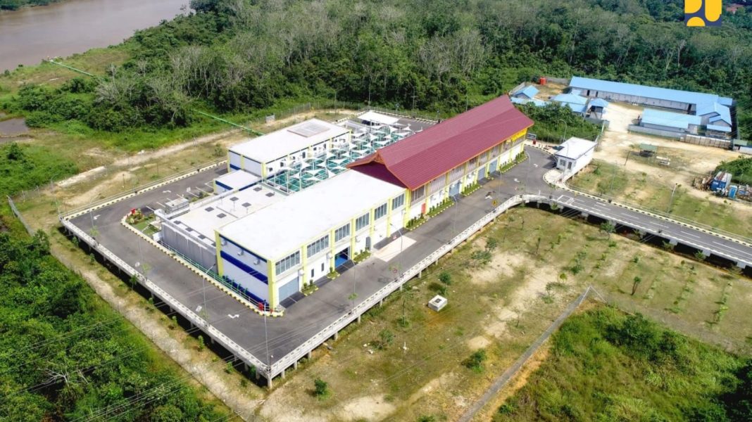 Kompleks SPALD-T Bambu Kuning, Pekan Baru, Provinsi Riau, dilihat dari udara. IPAL Kota Pekanbaru ini menggunakan teknologi FBAS dengan media berupa akar tanaman dan biomodule yang berfungsi sebagai tempat berkembang biaknya mikroorganisme yang akan menguraikan air limbah sebelum dialirkan ke sungai. Presiden Jokowi meresmikan SPALD-T Bambu Kuning pada Jumat (31/5/2024). | Dok. Kementerian PUPR