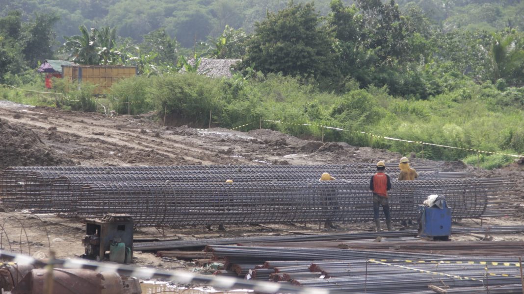 Bahan pondasi struktur jalan Tol Serang - Panimbang Seksi III. Majalah Lintas/M. Alif Syahdila R