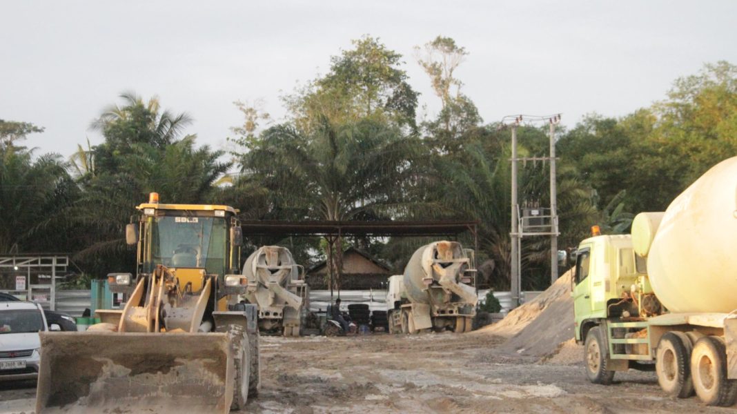 Kendaraan Berat yang digunakan untuk Pembangunan Jalan Tol Serang Panimbang Seksi III. | Majalah Lintas/M. Alif Syahdila R