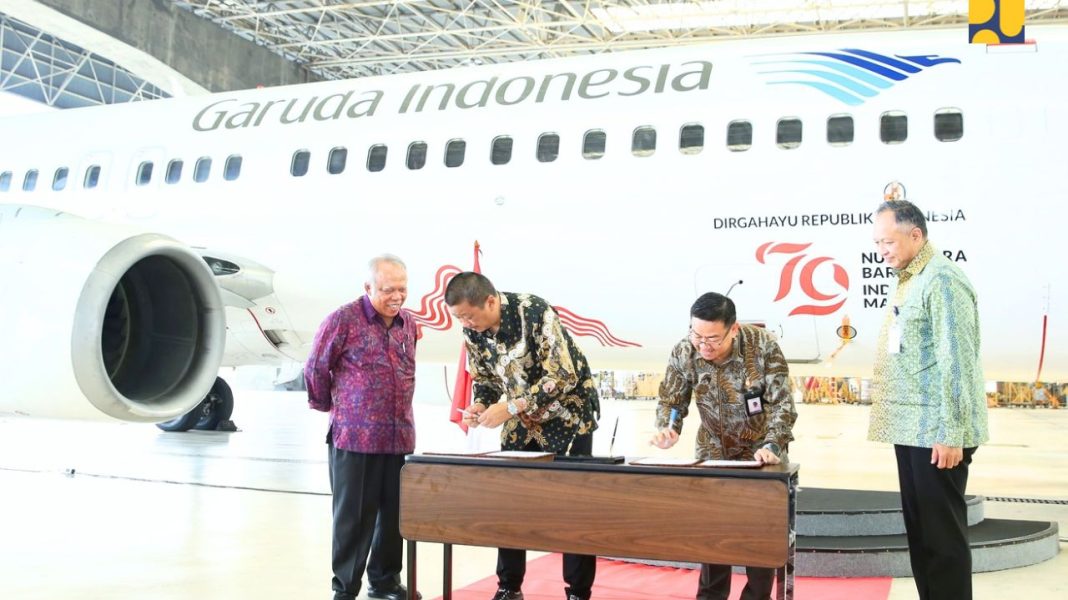 Suasana penandatanganan kerja sama antara Otorita IKN dan Garuda Indonesia, Jumat (26/7/2024). Tampak Plt. Kepala OIKN Basuki Hadimuljono (kiri) tertawa menyaksikan penandatanganan kerja sama tersebut. Garuda ditunjuk sebagai official airline pelaksanaan HUT Kemerdekaan di IKN.  | Dok. Kementerian PUPR