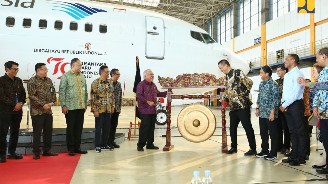 Menandai kerja sama antara Otorita IKN dan Garuda Indonesia, Plt Kepala OIKN Basuki Hadimuljono dan Direktur Utama PT Garuda Indonesia Irfan Setiaputra memukul gong, Jumat (26/7/2024). | Dok. Kementerian PUPR