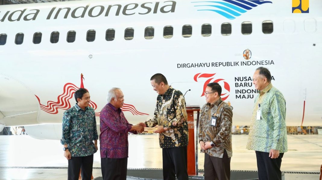 Pelaksana Tugas Kepala Otorita Ibu Kota Nusantara (OIKN) Basuki Hadimuljono bersalaman dengan Direktur Utama PT Garuda Indonesia Irfan Setiaputra, Jumat (26/7/2024). | Dok. Kementerian PUPR.