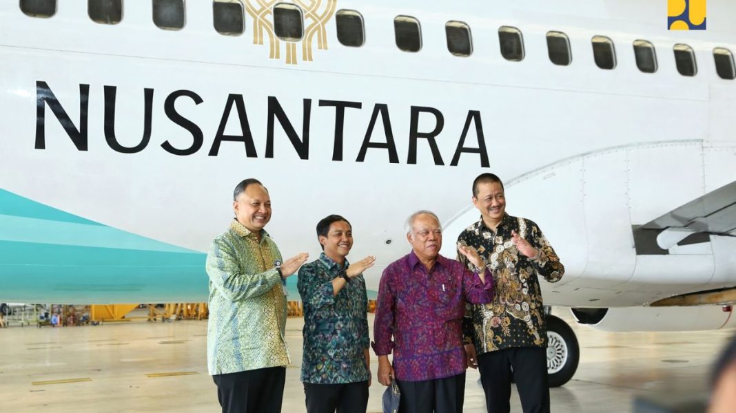 Berfoto bersama di depan pesawat Garuda dengan tuisan Nusantara. | Dok. Kementerian PUPR