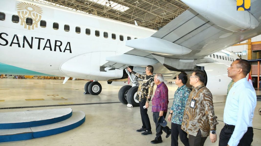 Direktur Utama PT Garuda Indonesia Irfan Setiaputra, Jumat (26/7/2024), menunjukkan tulisan Nusantara di badan pesawat Garuda, yang akan melayani rute Jakarta-Balikpapan (pergi pulang), kepada jajaran OIKN. | Dok. Kementerian PUPR