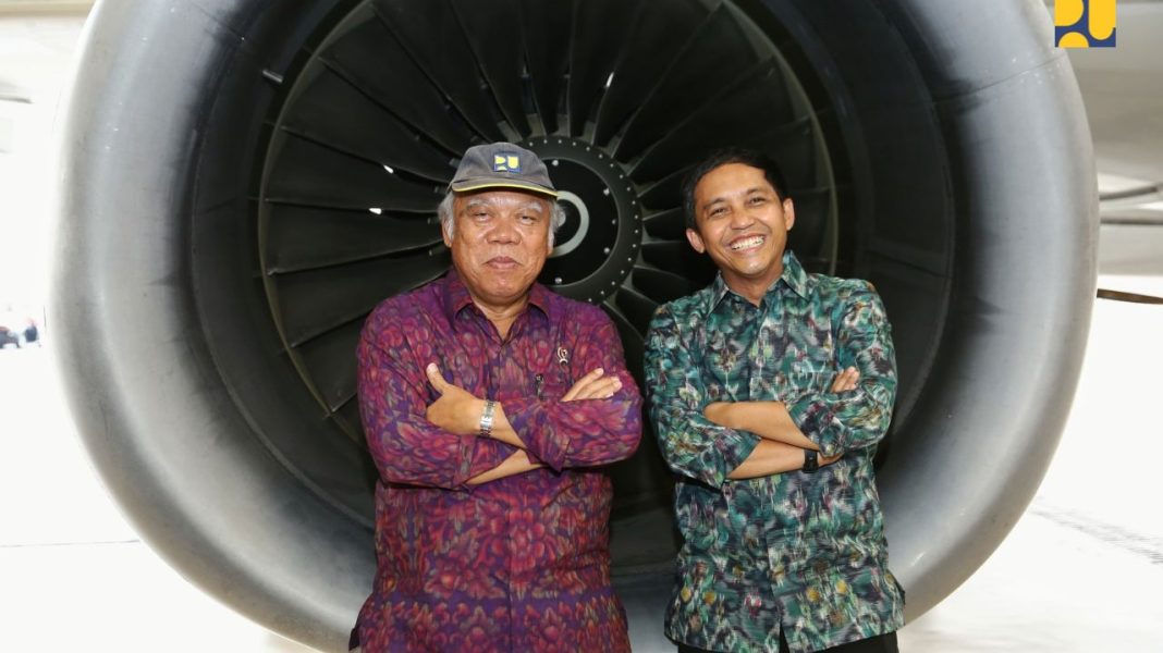 Plt Kepala OIKN Basuki Hadimuljono dan Plt Wakil Kepala OIKN Raja Juli Antoni berfoto di depan baling-baling mesin pesawat Garuda yang akan melayani rute Jakarta-Balikpapan, Jumat (26/7/2024). | Dok. Kementerian PUPR