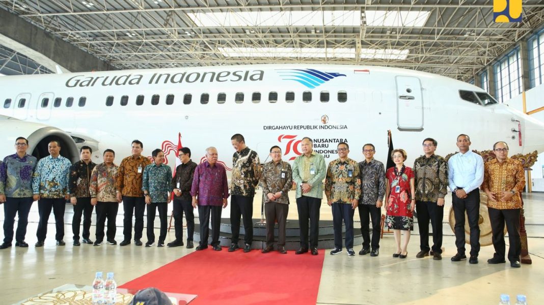 Jajaran OIKN dan Garuda Indonesia, Jumat (26/7/2024), berfoto bersama di depan pesawat Garuda yang akan melayani rute Jakarta-Balikpapan (pp) selama 15-20 Agustus 2024. Garuda menyediakan 30 tambahan penerbangan khusus mendukung pelaksanaan perayaan HUT Ke-79 Kemerdekaan RI di Ibu Kota Nusantara. | Dok. Kementerian PUPR