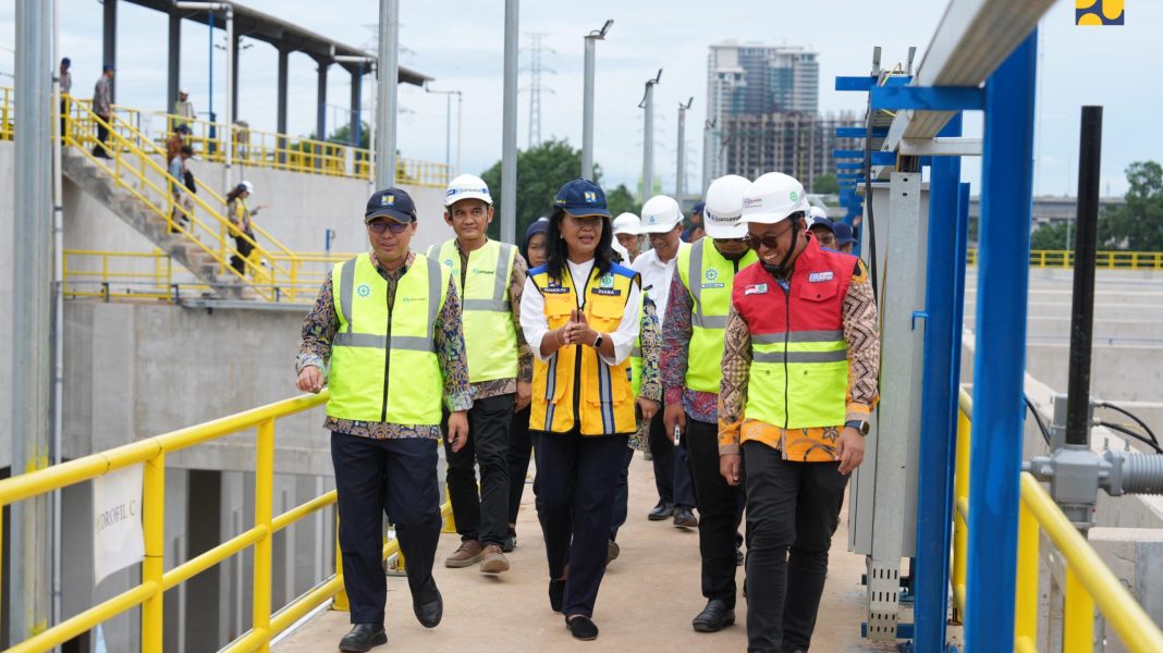Wamen PU Diana Kusumastuti saat mengunjungi SPAM Regional Jatiluhur I. | Dokumentasi Kementerian PU